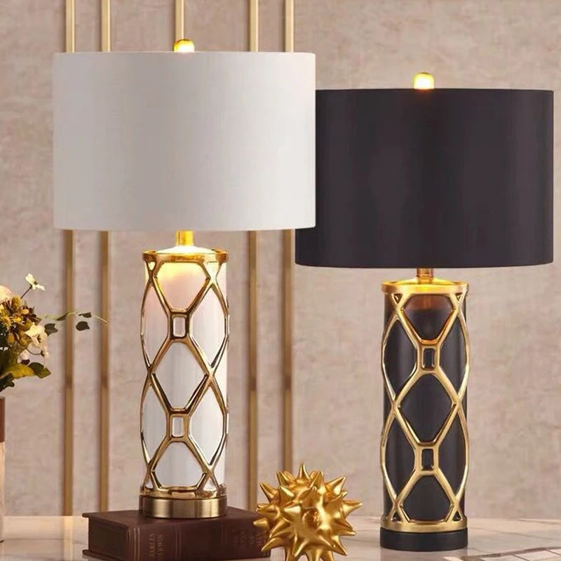 lampe table contemporaine élégante noir doré abat jour semi transparent chambre coucher