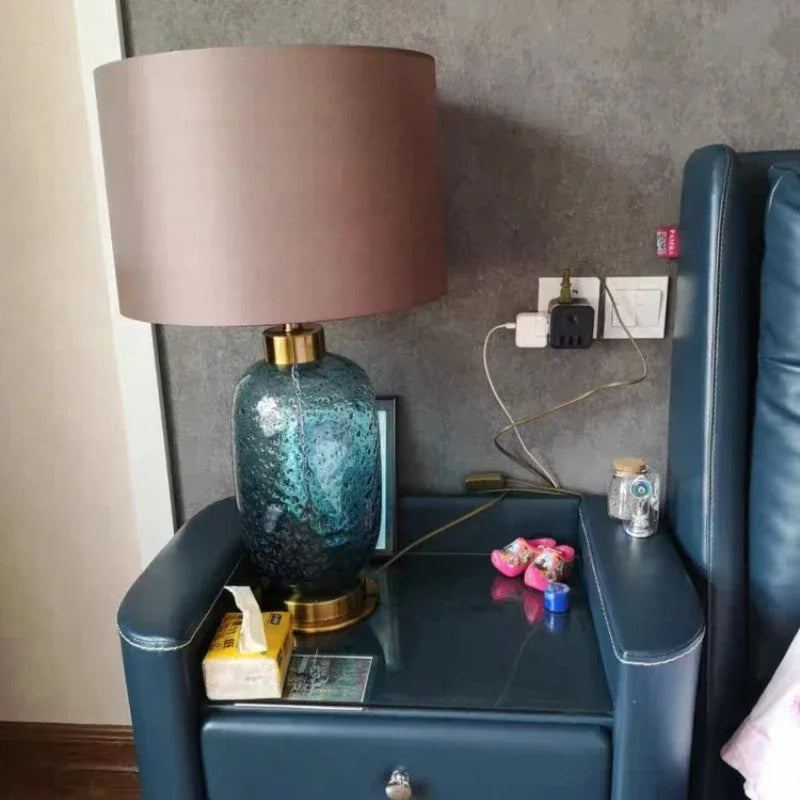 Lampe de chevet verte dans une chambre à coucher élégante