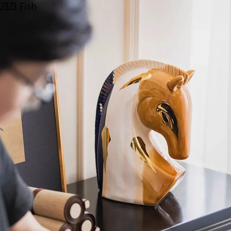 tête cheval céramique peinte marron blanc bleu marine détails dorés artisanal moderne décoration chambre