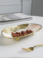 assiettes bijoux blanc or élégantes motifs floraux texture naturelle pieds métalliques almacenamiento joyas