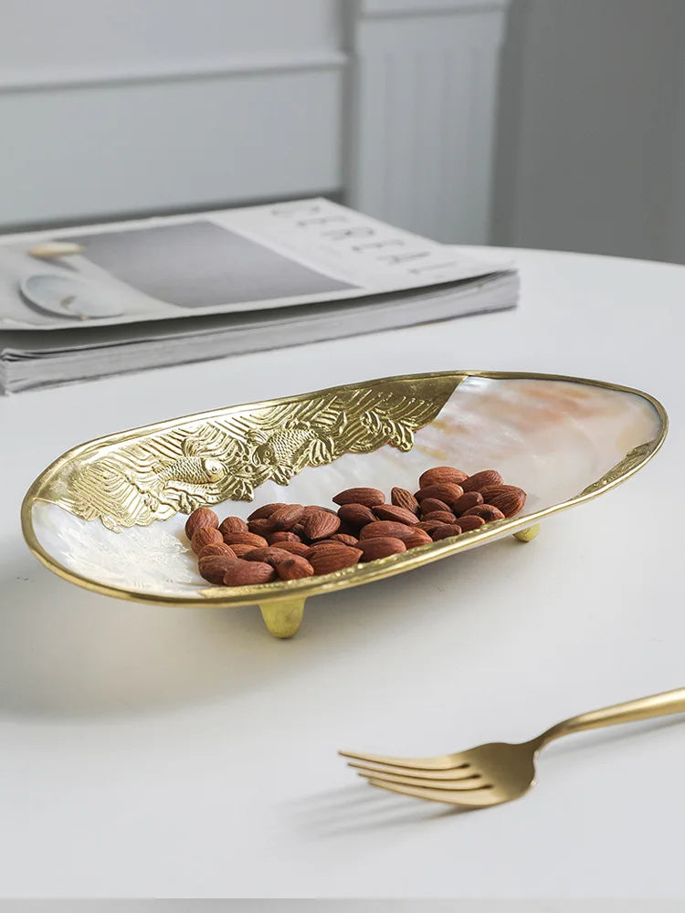 assiettes bijoux blanc or élégantes motifs floraux texture naturelle pieds métalliques almacenamiento joyas