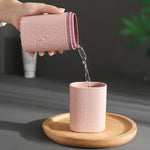 tasse pliable moderne brosse dents crème dentifrice blanc rose bleu gris texture goutte'eau