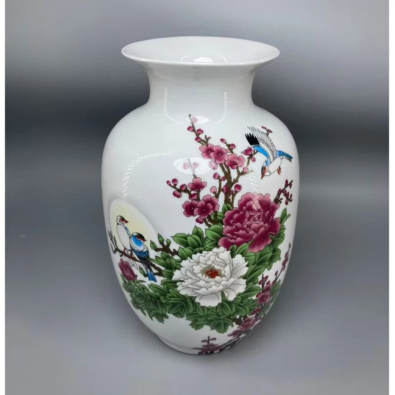 Magnifique vase en porcelaine blanche décoré de fleurs de pivoines roses et rouges ainsi que d'oiseaux bleus peints à la main.