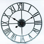 horloge murale industrielle vintage aiguilles métal chiffres romains noir doré salon decoration
