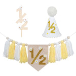 décoration anniversaire bannière chapeau conique fleurs blanches pompons gâteau floral trousseau boisclair