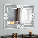 Miroir mural décoratif de style moderne avec un design géométrique en miroir argenté et des accents de cristaux brillants, créant une atmosphère élégante et raffinée dans l'espace.