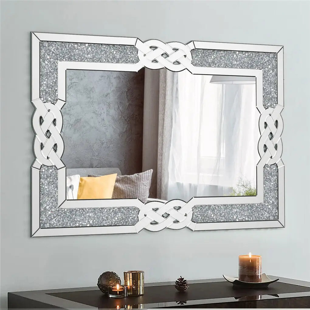 Miroir mural décoratif de style moderne avec un design géométrique en miroir argenté et des accents de cristaux brillants, créant une atmosphère élégante et raffinée dans l'espace.