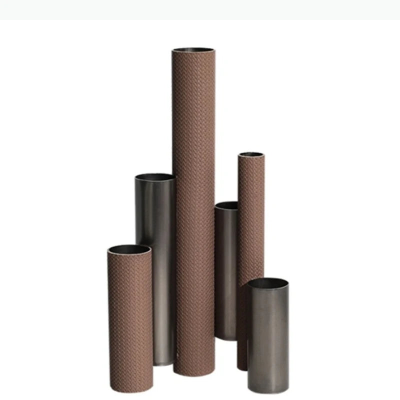 vase texturé argenté plateau beige fleurs séchées décoration intérieure moderne vases blancs objets métalliques