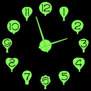 horloge murale moderne ballons phosphorescents chiffres vert fluo noir blanc ludique