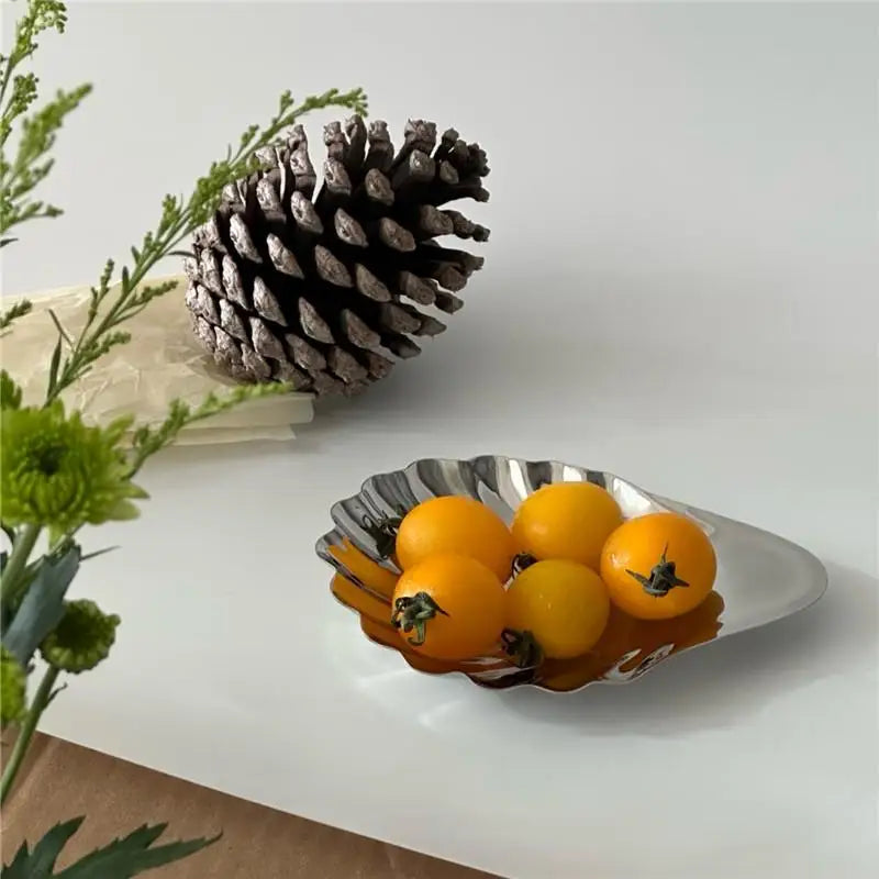 assiettes coquillage forme métal argenté moderne élégantes servir desserts présentoir bijoux deco table