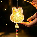 lampe suspendue artisanale or blanc rouge ornements floraux motifs géométriques cloche pompon anniversaire noël