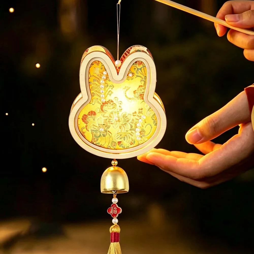 lampe suspendue artisanale or blanc rouge ornements floraux motifs géométriques cloche pompon anniversaire noël