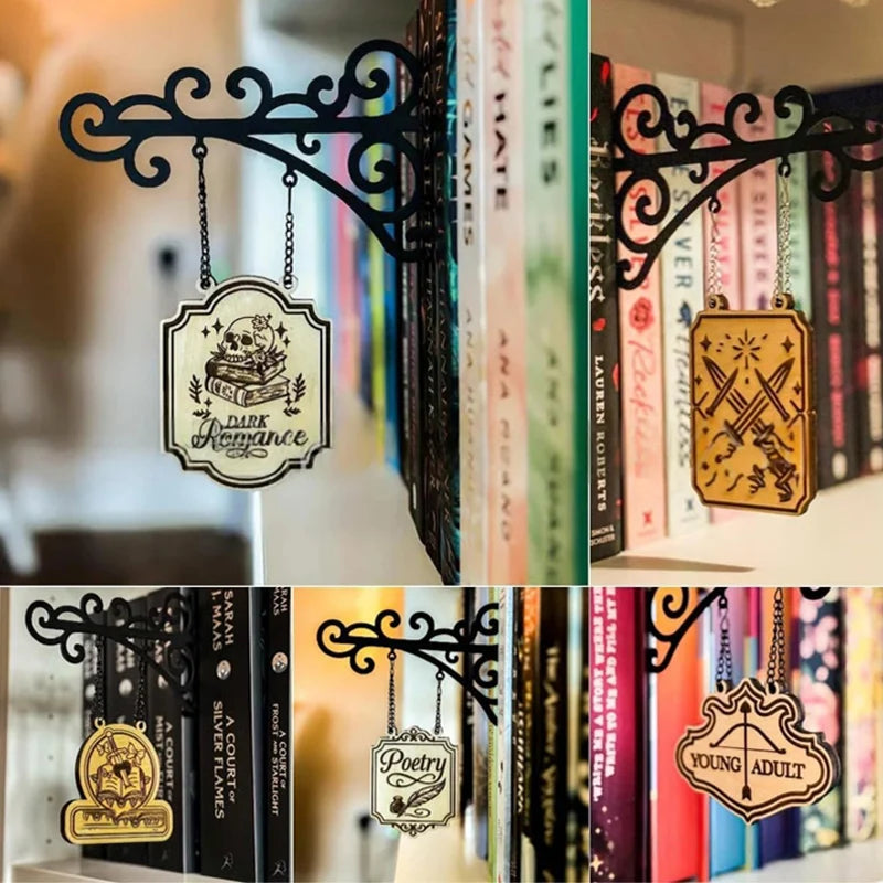 décoration bibliothèque bois gravé motifs floraux signet suspendu chaîne fixation murale ornemental vintage