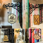 décoration bibliothèque bois gravé motifs floraux signet suspendu chaîne fixation murale ornemental vintage