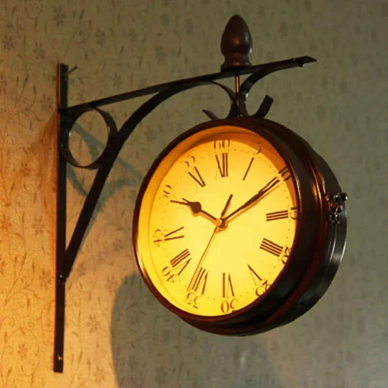 horloge murale classique vintage marron foncé cadran beige chiffres romains double sangle métallique