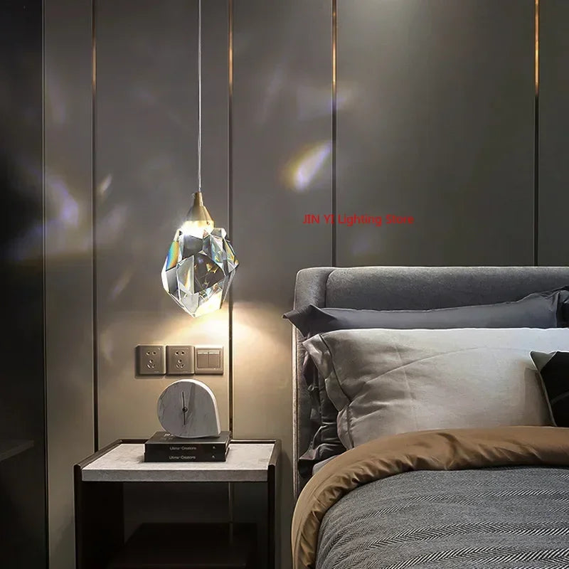 suspension lumineuse moderne or cristal led transparent facettes géométriques chambre élégante