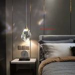 suspension lumineuse moderne or cristal led transparent facettes géométriques chambre élégante