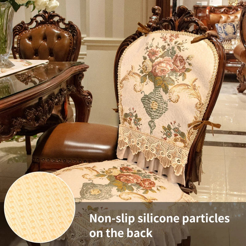 Élégantes chaises sculptées avec assise rembourrée et dossier richement décoré de motifs floraux et d'ornements travaillés.