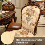 Élégantes chaises sculptées avec assise rembourrée et dossier richement décoré de motifs floraux et d'ornements travaillés.