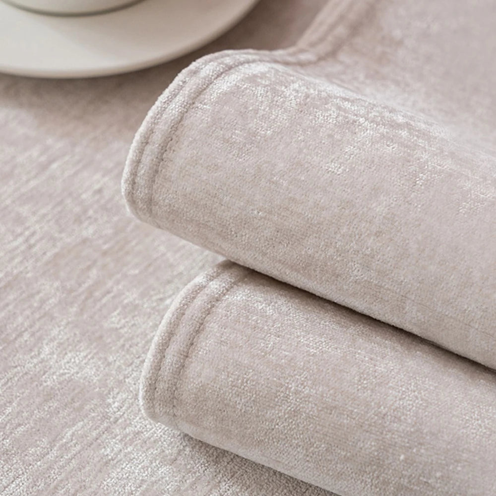 Une pile de serviettes de bain moelleuses et douces de couleur grise.