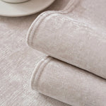 Une pile de serviettes de bain moelleuses et douces de couleur grise.