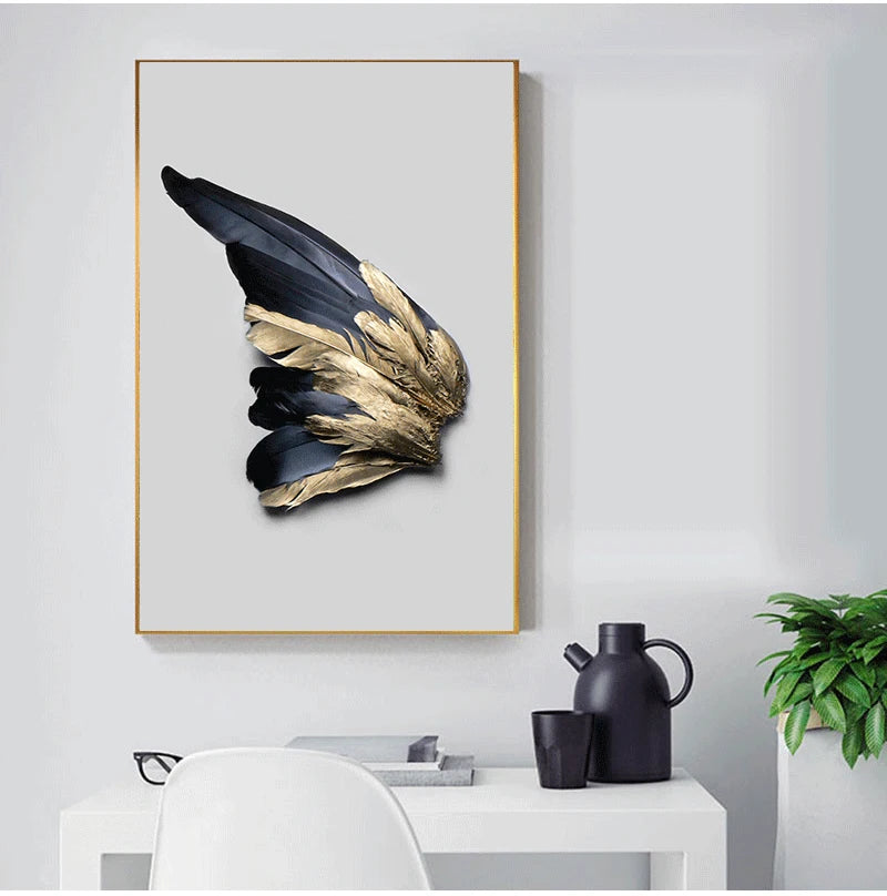Vue de côté de la peinture sur toile ailes d'ange en plume d'or