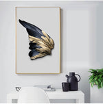 Vue de côté de la peinture sur toile ailes d'ange en plume d'or