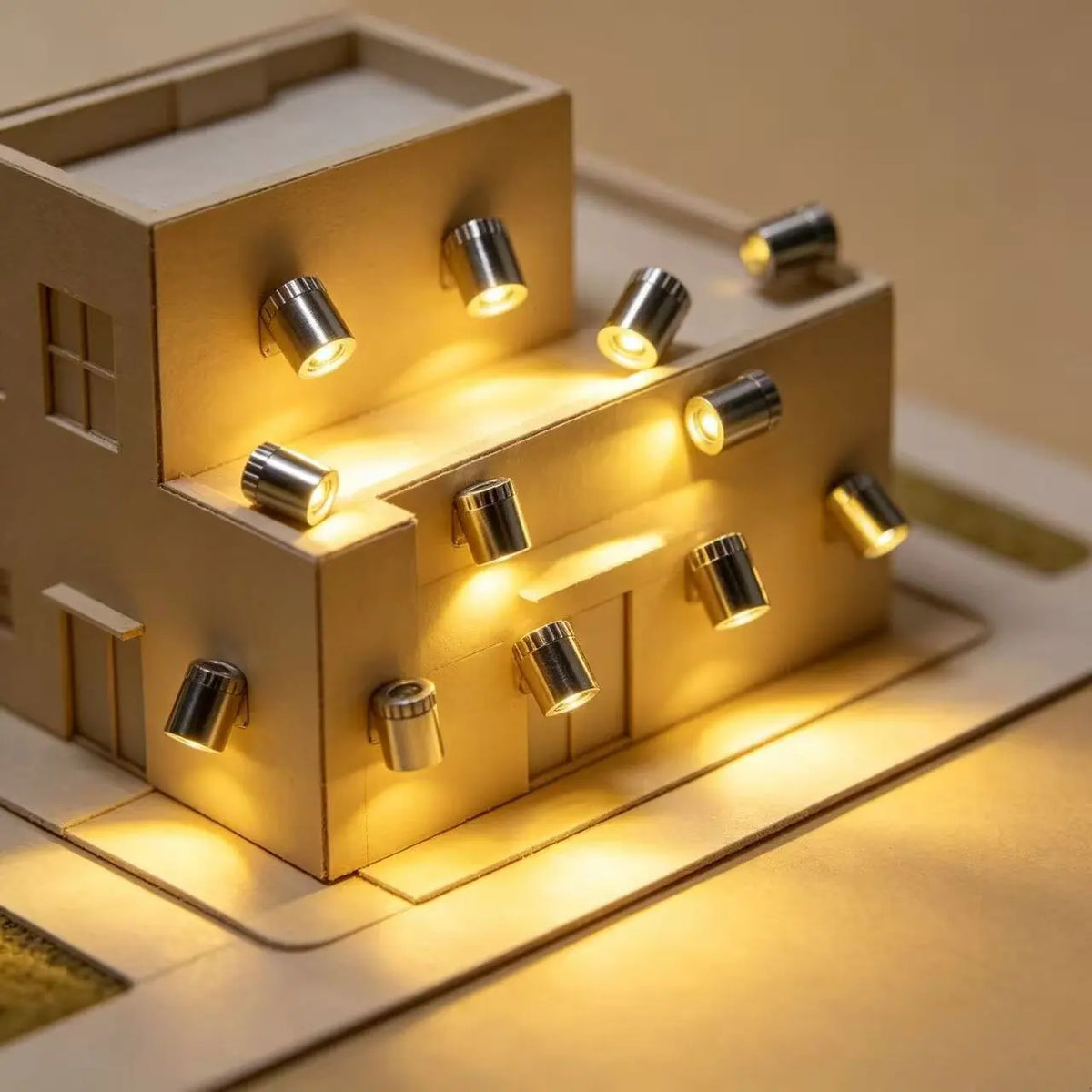 petites lampes led argentées éclairage moderne minimaliste vissées surfaces extérieuresintérieur