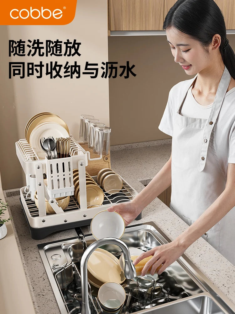 étagère vaisselle moderne réutilisable acier inoxydable blanc texture grille assiettes verres couteaux spatules