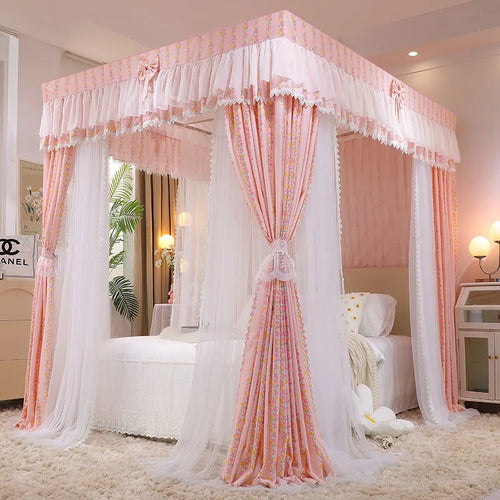 Lit à baldaquin rose et blanc entouré de rideaux élégants dans une chambre douillette et féminine.