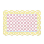 Tapis décoratif avec motif à carreaux roses et jaune pâle.