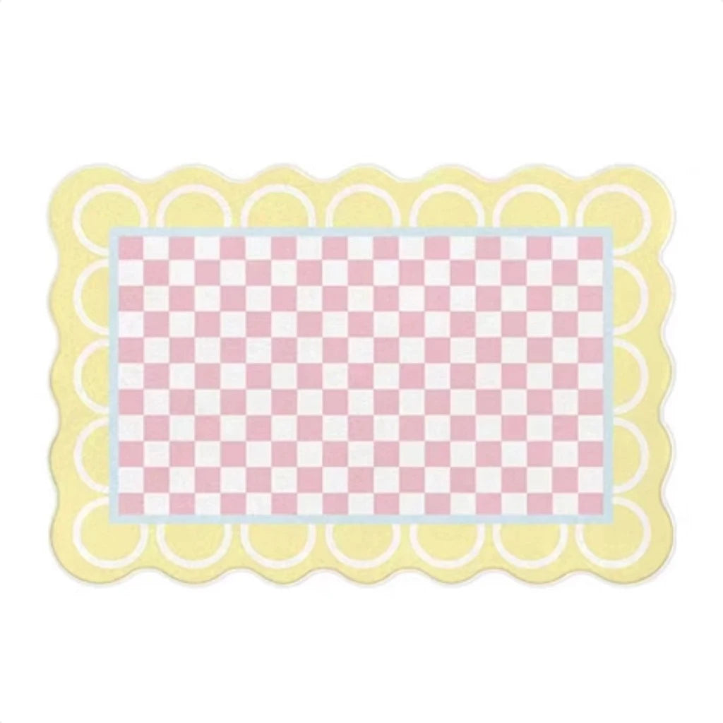 Tapis décoratif avec motif à carreaux roses et jaune pâle.