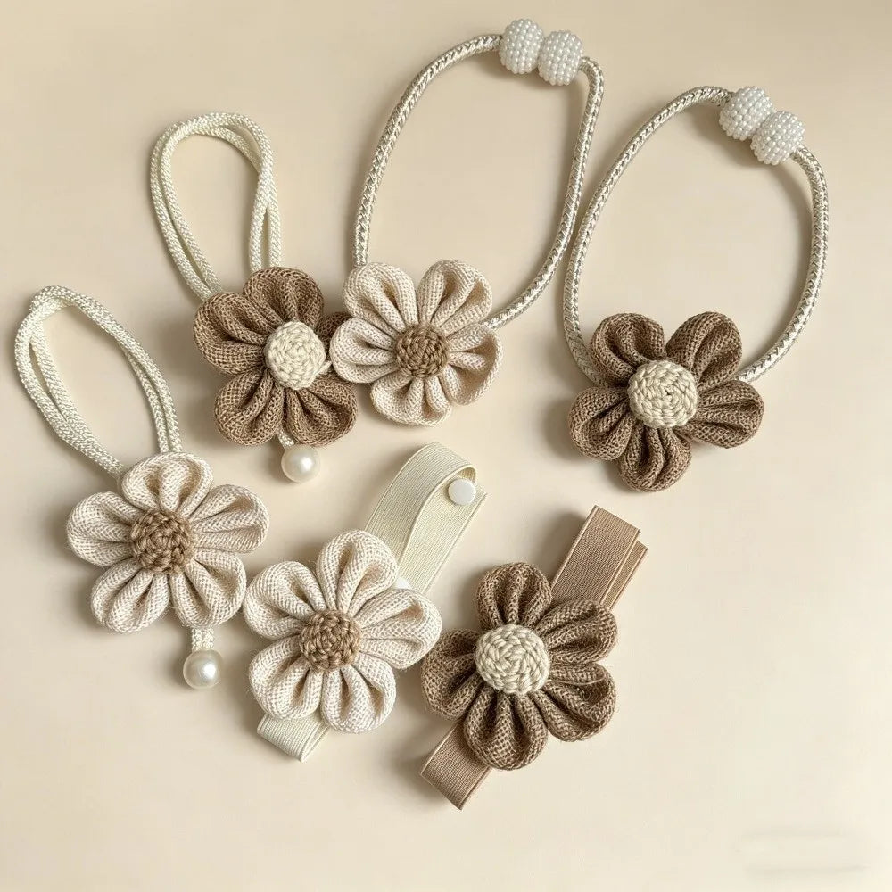 accessoire fenêtre fleurs crochet tissu texturé clips beige marron clair decoratif artisanal