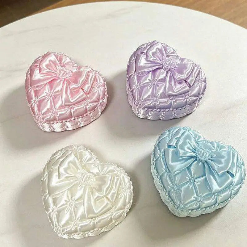 boîte bijoux forme cœur satinée nœud décoratif blanc rose bleu clair élégante classique rangement