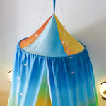 Suspension de lit en forme de chapiteau bleu avec étoiles, décoration confortable et ludique pour chambre d'enfant.