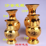 Série de vases décoratifs dorés dans différentes tailles.