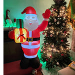 Père Noël gonflable utilisé en intérieur dans un salon décoré
