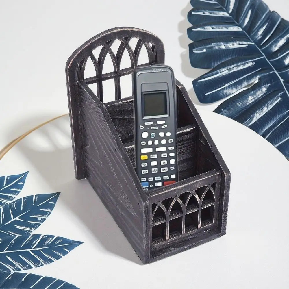 organisateur télécommandes rustique fenêtres gothiques texture bois motifs géométriques couleur bois naturel noir