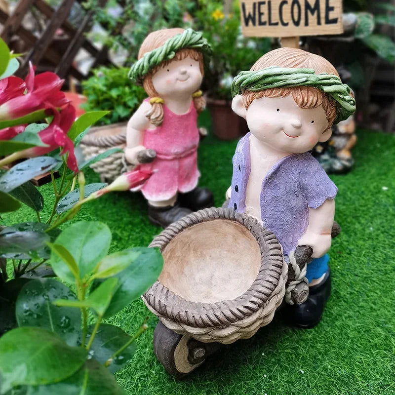 statues jardin garçon chapeau paille robe tissu chemise rayée short patio fleur verteextérieur