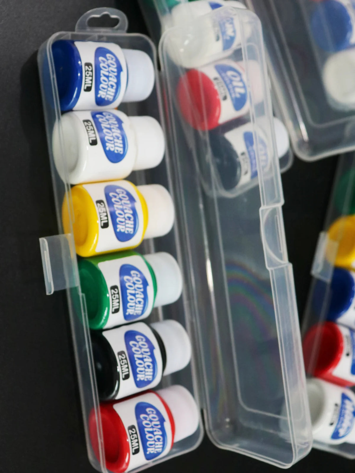 peintures acryliques bleu jaune vert rouge noir blanc étiquettes rondes clips contenants transparents