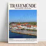 Cette image représente une vue aérienne de la ville de Travemünde, en Allemagne, située au bord de la mer Baltique. On y voit les toits rouges typiques des maisons de style allemand, ainsi qu'un clocher d'église émergeant de la ville. La côte et le port sont également visibles, créant une scène pittoresque de cette ville côtière allemande.