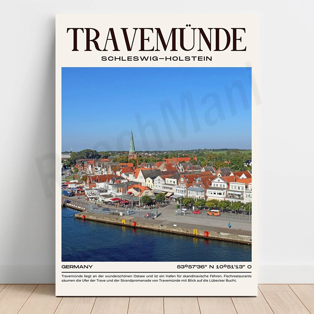 Cette image représente une vue aérienne de la ville de Travemünde, en Allemagne, située au bord de la mer Baltique. On y voit les toits rouges typiques des maisons de style allemand, ainsi qu'un clocher d'église émergeant de la ville. La côte et le port sont également visibles, créant une scène pittoresque de cette ville côtière allemande.