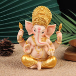 statue ganesha or beige details sculptés traditionnel religieux assiette bois cône pin feuilles vertes