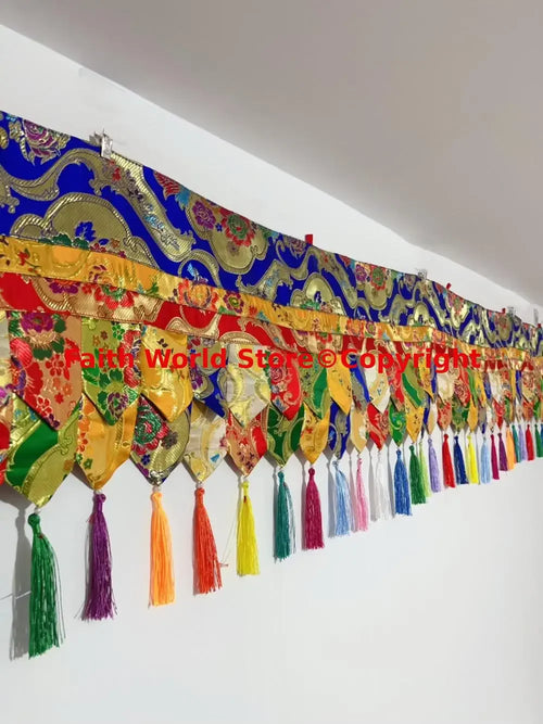 rideau décoration murale textile brodé motifs floraux traditionnels couleurs vives clips métalliques tassels