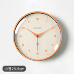 horloge murale quartz aiguille sourdine salon minimaliste visage unique fond blanc numéros noirs cadre
