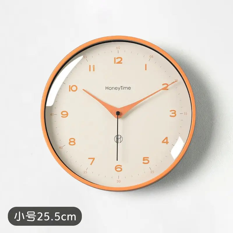 horloge murale quartz aiguille sourdine salon minimaliste visage unique fond blanc numéros noirs cadre
