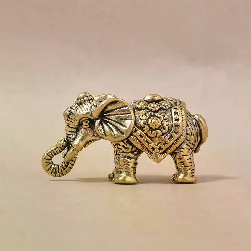 statuette éléphant bronze doré décoration florale motifs géométriques texture rugueuse traditionnel asiatique ornement métallique