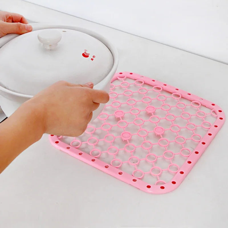 tapis drainage évier carré moderne rose grille cercles clips magnétiques respectueux environnement silicone