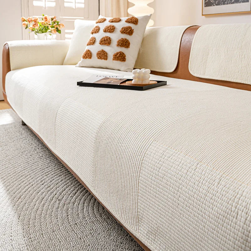 Un canapé confortable et cosy, avec des détails de décoration harmonieux dans un intérieur lumineux et apaisant.