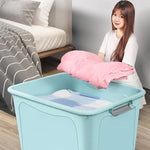 Boîte de rangement plastique remplie de jouets pour organisation intérieure